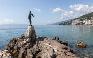 https://riportal.net.hr/rijeka/od-kastva-i-lovrana-do-opatije-uz-stihove-i-gitaru-ovog-petka-krece-8-liburnijski-camino/505357/